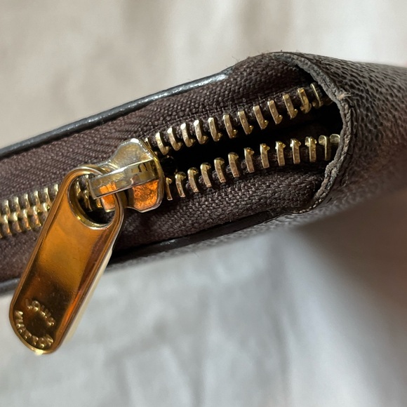 Louis Vuitton Monogram Zippy Wallet - Picture 16 of 16